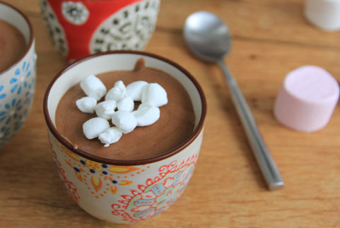 photo de la mousse au chocolat présentée dans des petits pots avec des chamallows